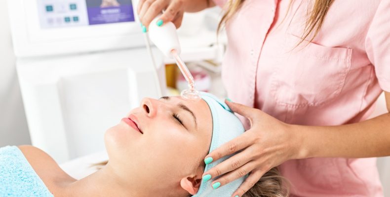 medispa practiciononer applying face treatment